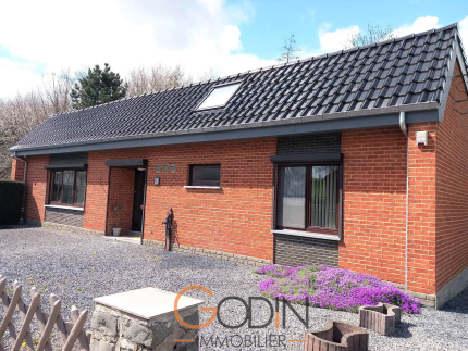Villa plain-pied de 160 m² habitables, 3 chambres, jardin et 2 garages
