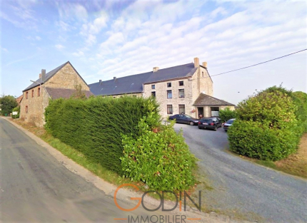 Maison 4 façades, 2 chambres avec jardin et 3 garages.